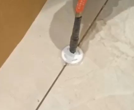 湖州市瓷砖空鼓维修公司专业解答瓷砖在铺贴过程中，如果没有涂抹均匀到位的粘结材料（如水泥砂浆或瓷砖胶），可能会导致以下问题