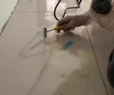 湖州市瓷砖开裂维修公司专业分享瓷砖在铺贴前如果没有沥干水分，将会导致以下问题